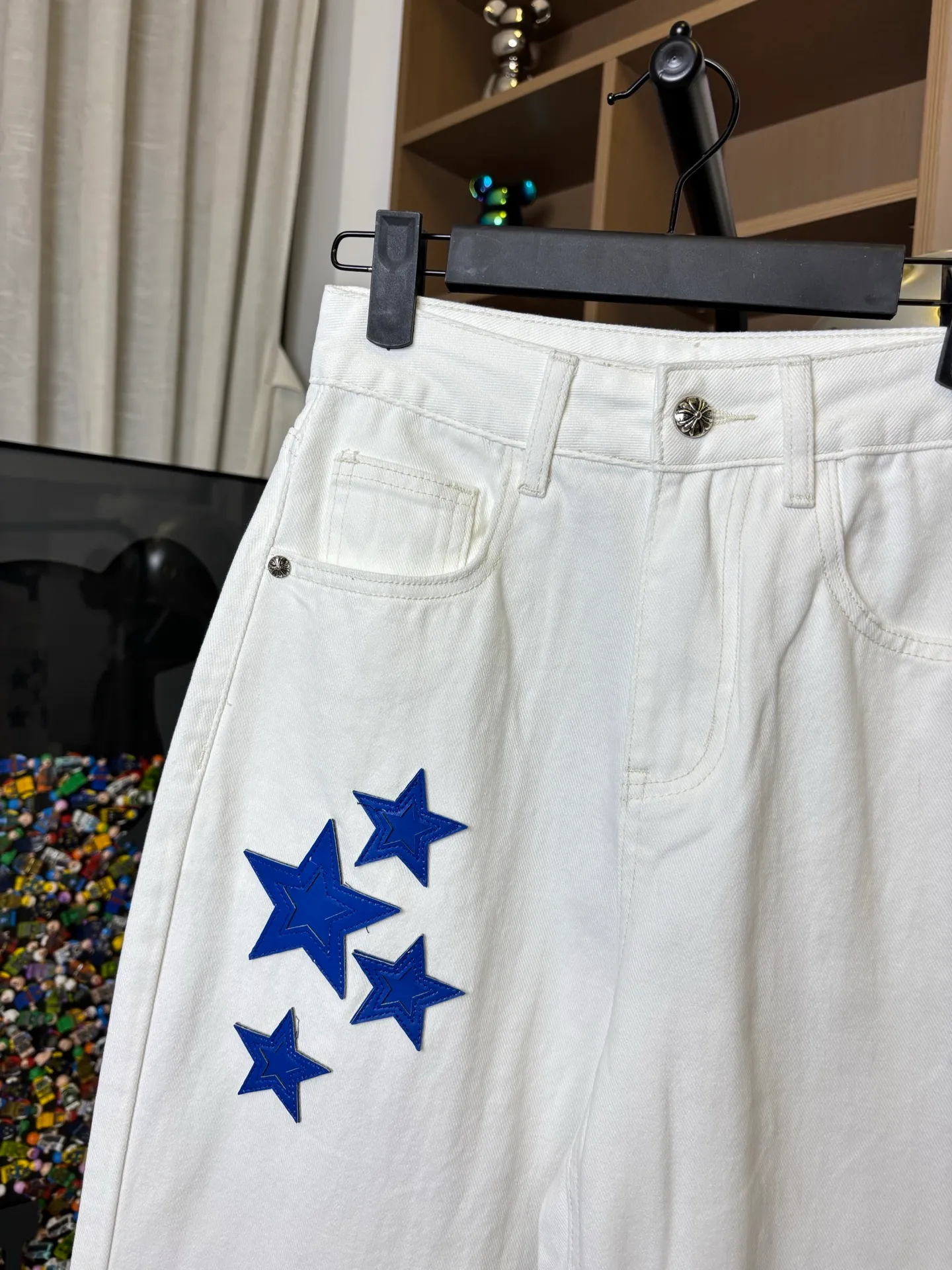 P260 Style number: DC 125# Chrome Hearts Las Vegas limited pants, star patch leather cross denim straight pants. Highly recommended Chrome Hearts jeans, the composite fabric has good texture, comfortable and not tight, comfortable and non-restrictive, makes you look taller and slimmer, easy to wear, has a belly-control effect, fashionable people love it, loose tailoring, comfortable and stylish. Full sense of design, mid-high waist straight version, just the right length to stretch the leg lines🎀 Denim is very popular on the street. You can put any look on Instagram and blend it into various styles. It is suitable for all seasons. Color: White Size: s m l xl (Picture 9️⃣Size chart)